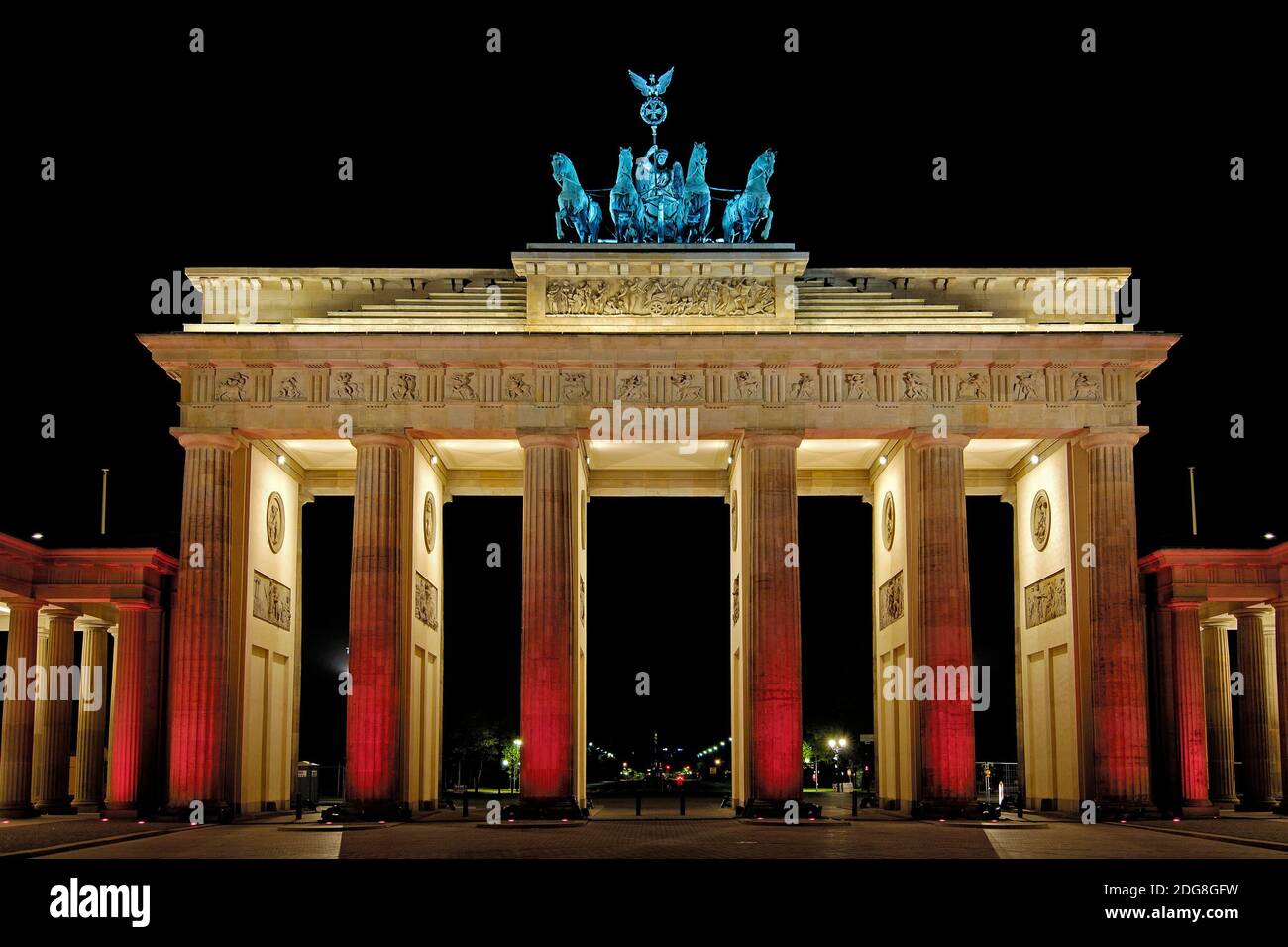 Beleuchtetes Brandenburger Tor während des Festival of lights in Berlin, Stock Photo