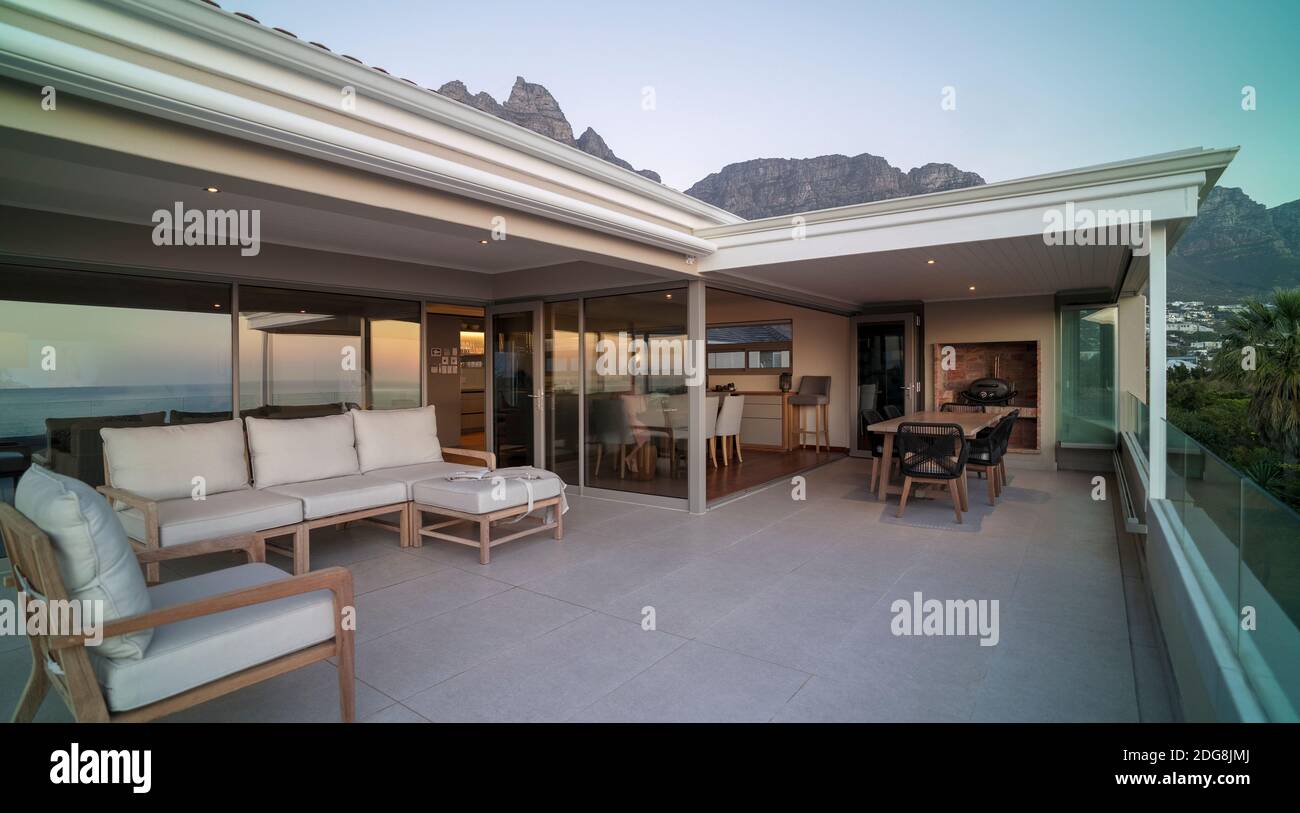 Luxury home exterior hi-res stock photography and images - Alamy