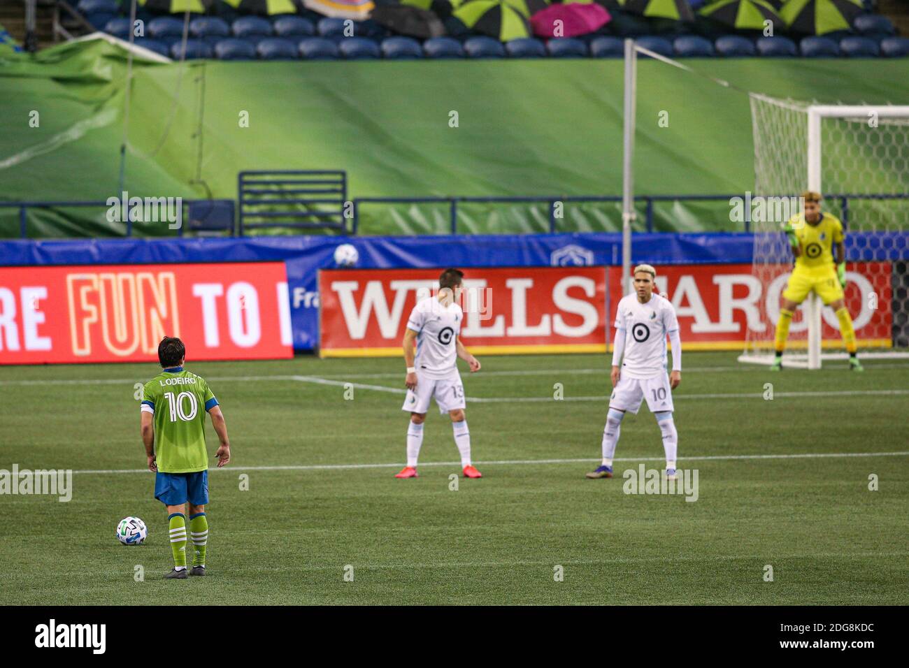 Seattle Sounders midfielder Nicolas Lodeiro (10) takes a free kick during the first half of the MLS Western Conference Finals against the Minnesota Un Stock Photo