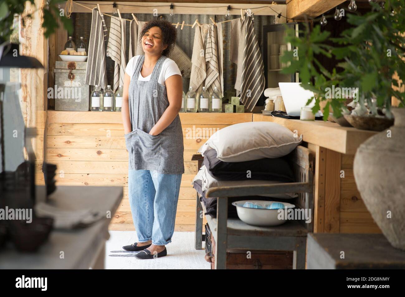 Woman apron vintage hi-res stock photography and images - Alamy