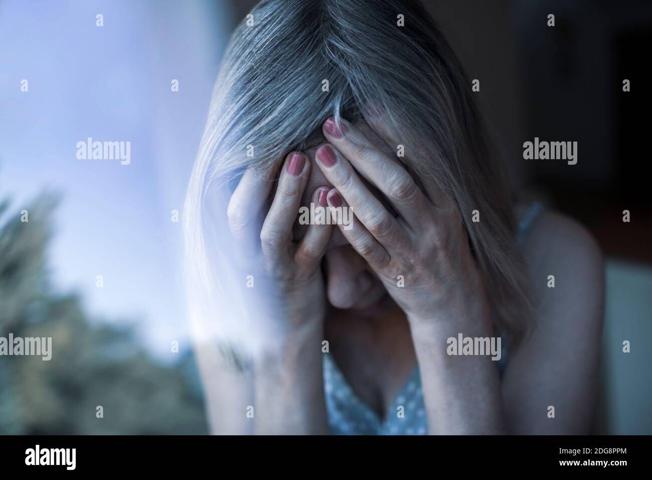 Head in hands woman sad hi-res stock photography and images - Alamy