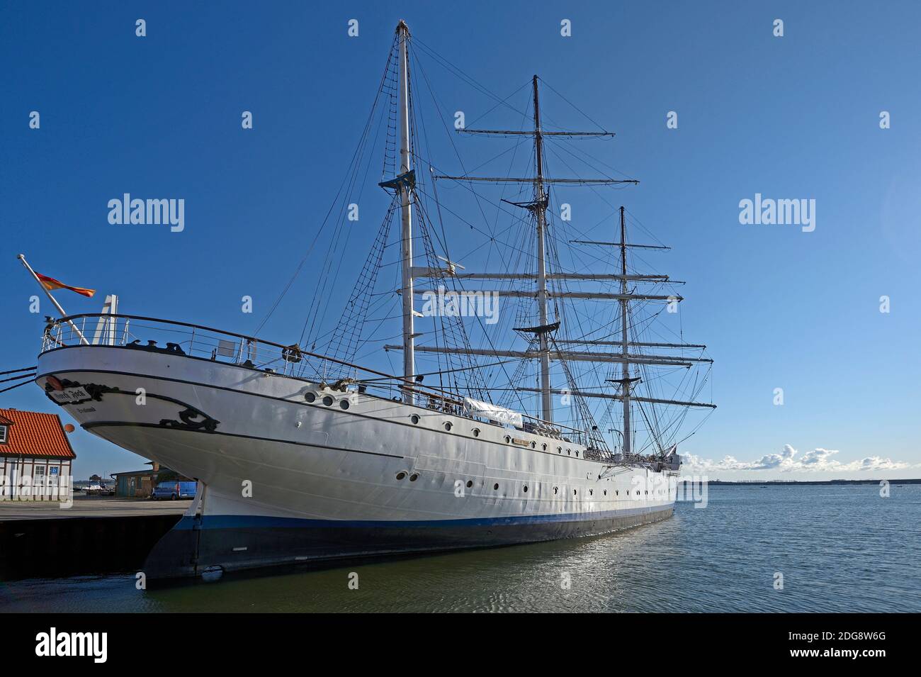 Segelschiff Gorch Fock I am frühen Morgen, am alten Hafen der Hansestadt Stralsund, Unesco Weltkulturerbe, Mecklenburg Vorpommern, Deutschland, Europa Stock Photo
