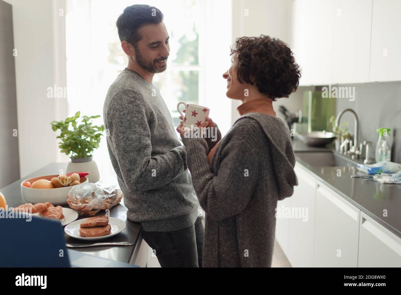 Couple side by side in kitchen hi-res stock photography and images - Alamy