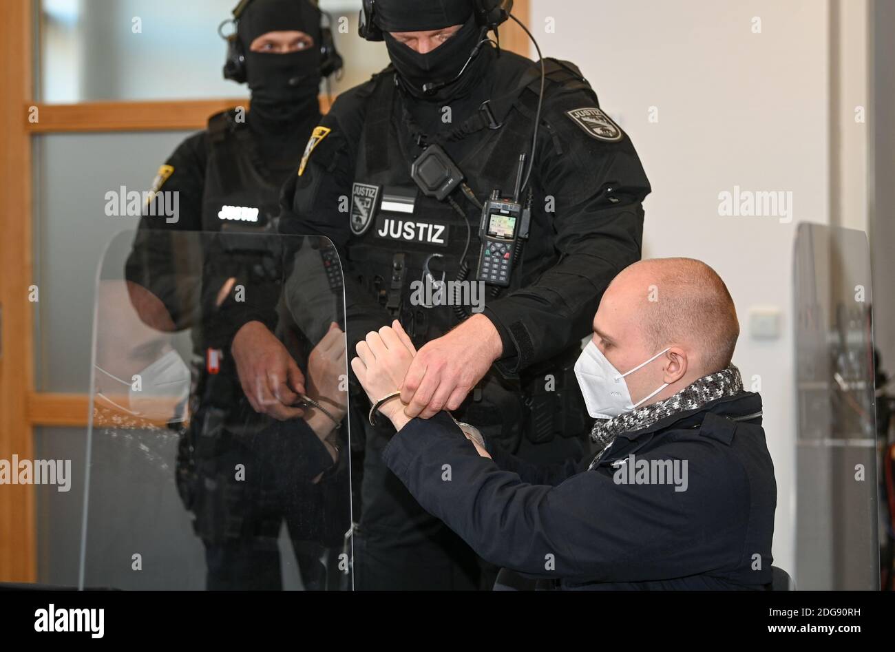 Magdeburg, Germany. 08th Dec, 2020. The accused Stephan Balliet will have his handcuffs taken off at the beginning of the 24th day of the trial in the hall of the Regional Court. The Federal Prosecutor's Office accuses the assassin of Hall 13 of criminal offences, including murder and attempted murder. On 9 October 2019, on the highest Jewish holiday Yom Kippur, he had attempted to cause a bloodbath in the synagogue in Halle. Credit: Hendrik Schmidt/dpa-Zentralbild/dpa/Alamy Live News Stock Photo