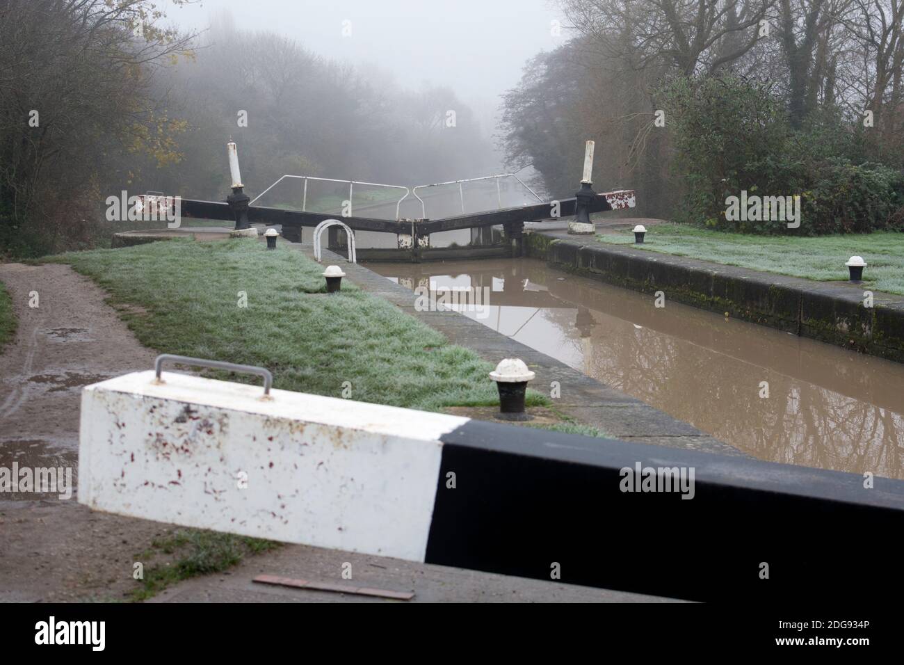 Warwick Top Lock (Cape Top Lock) on the Grand Union Canal on a foggy, frosty day in winter, Warwickshire, UK Stock Photo