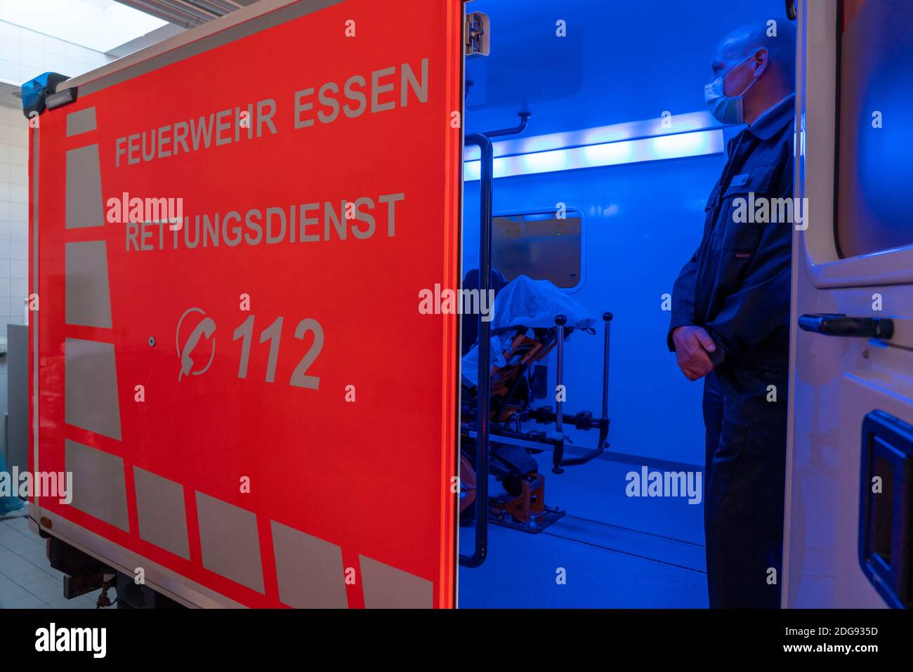 Spezieller Infektionsrettungswagen der Feuerwehr Essen, mit speziellen Luftfilter Anlagen, in diesem abgeschotteten Fahrzeug sollen die Corona Impfsto Stock Photo