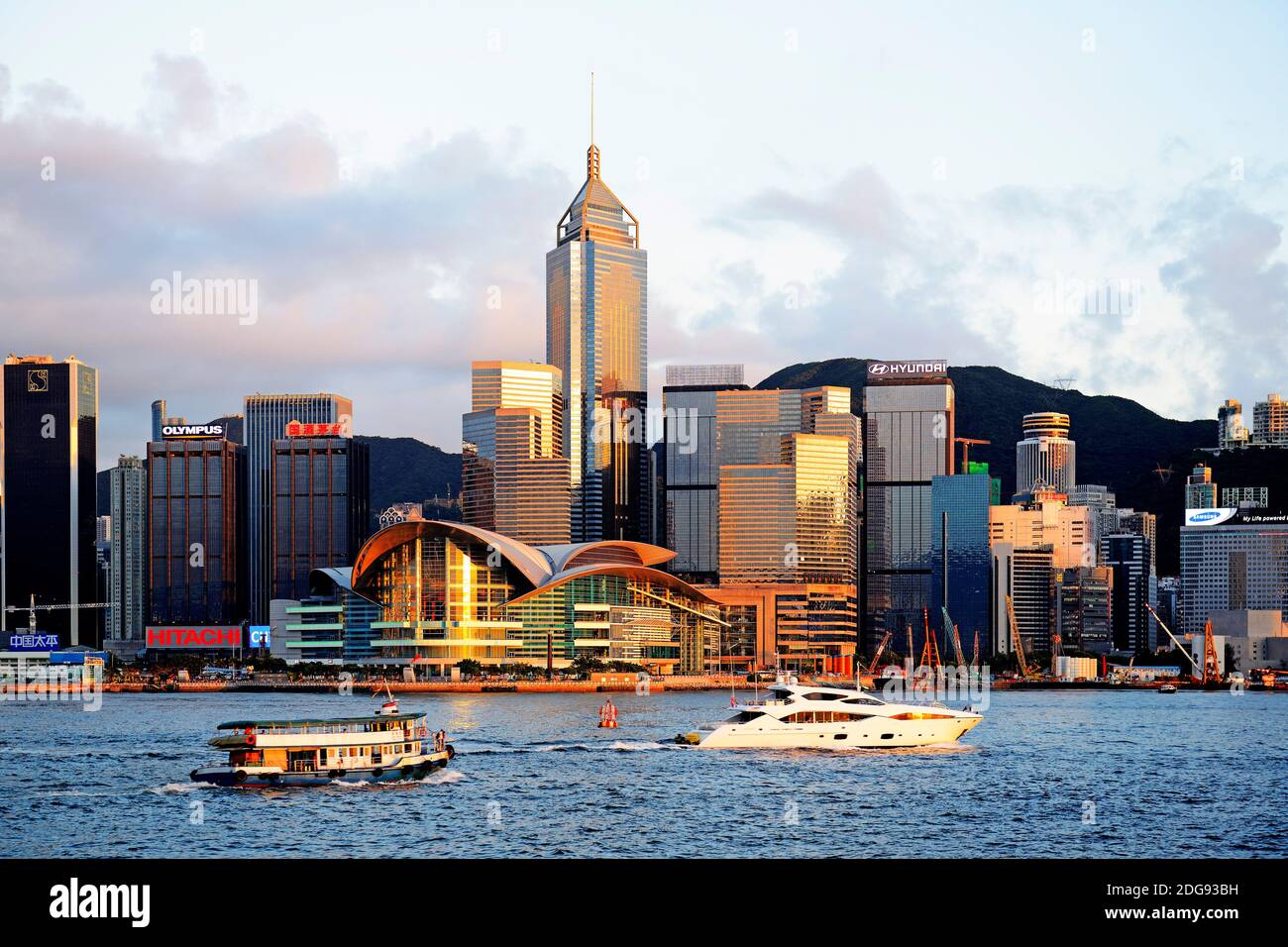 Skyline von Hongkong im Abendlicht Stock Photo