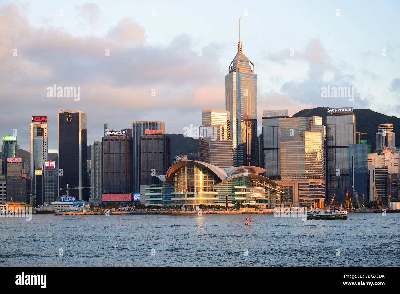 Skyline von Hongkong im Abendlicht Stock Photo