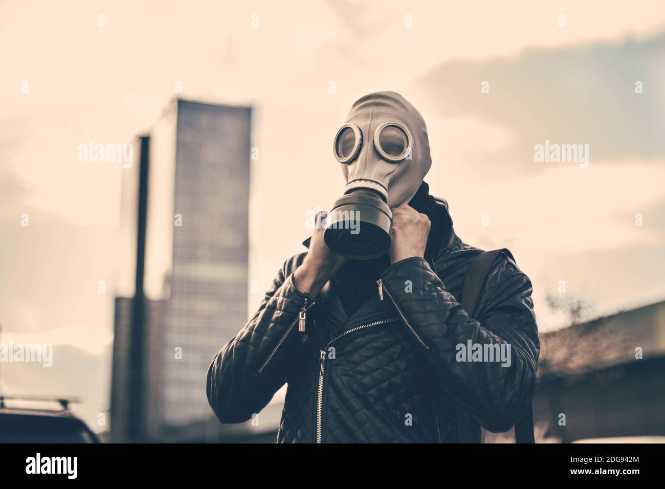 Man wearing a gas mask hi-res stock photography and images - Alamy