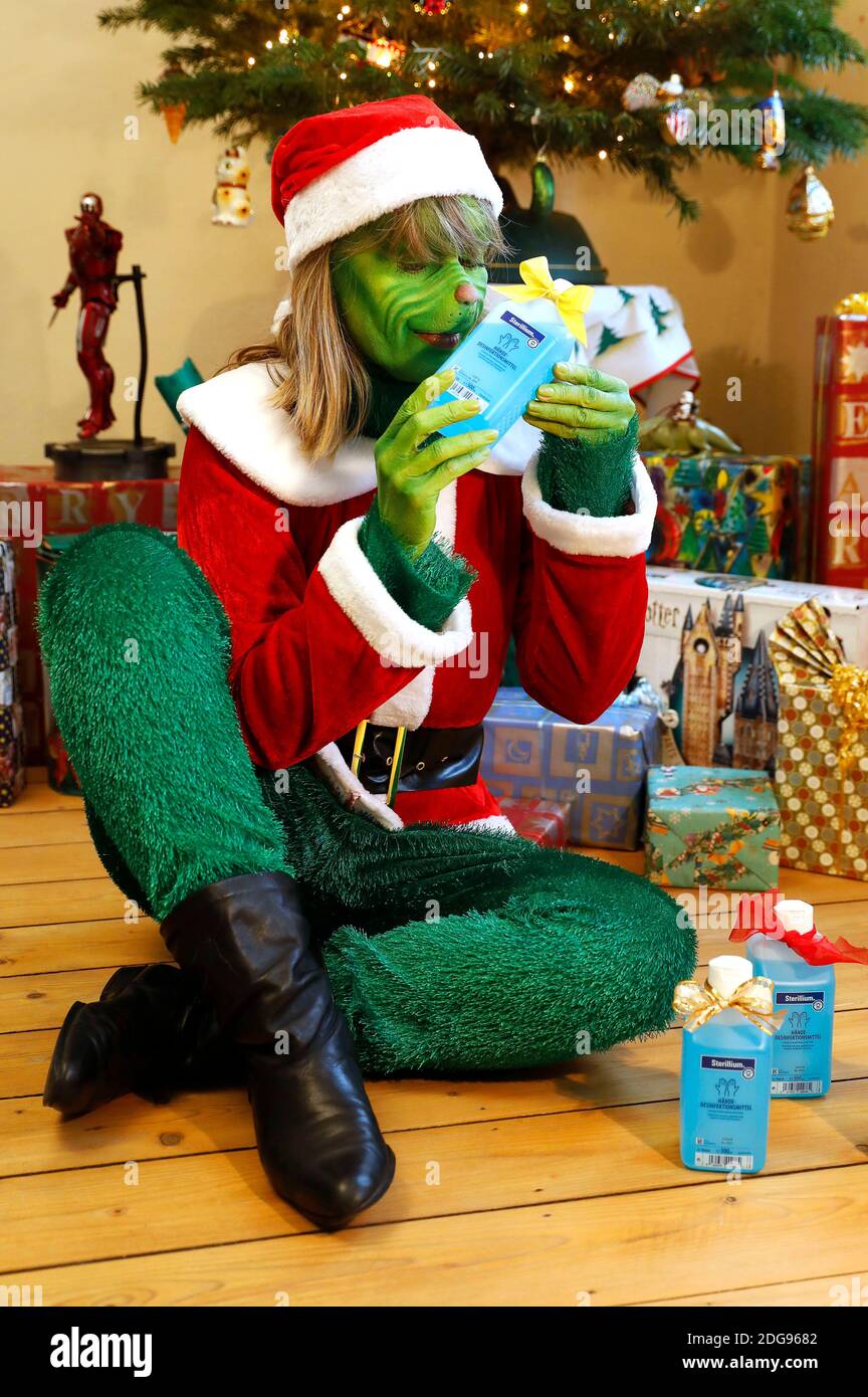 GEEK ART - Bodypainting and Transformaking: 'The Grinch steals Christmas' photoshooting with Maria Skupin as Mrs. Grinch at the Villa Czarnecki in Hameln on December 7th, 2020 - A project by the photographer Tschiponnique Skupin and the bodypainter Enrico Lein Stock Photo