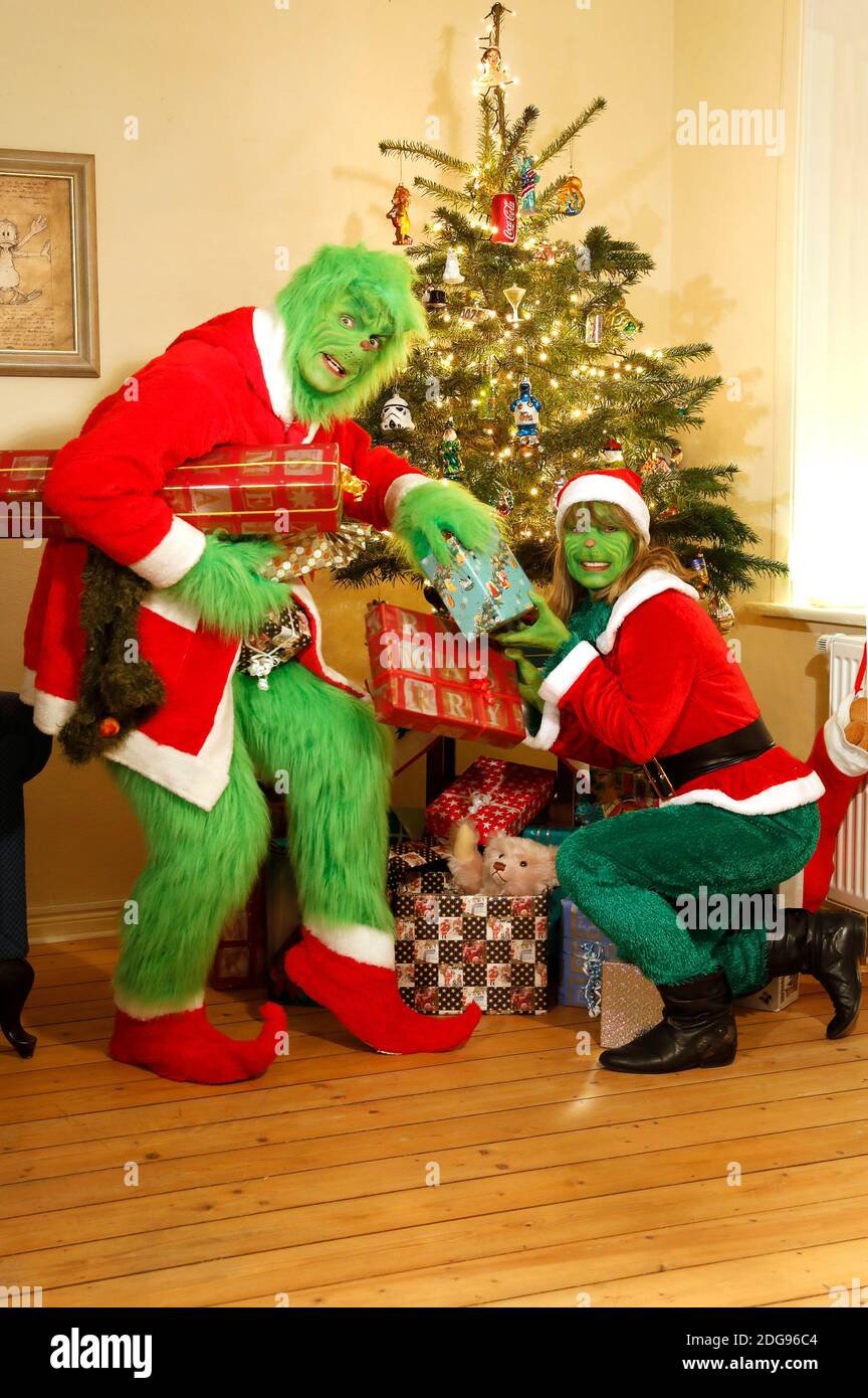 GEEK ART - Bodypainting and Transformaking: 'The Grinch steals Christmas' photoshooting with Enrico Lein as Grinch and Maria Skupin as Mrs. Grinch at Villa Czarnecki in Hameln on December 7, 2020 - A project by the photographer Tschiponnique Skupin and the bodypainter Enrico Lein Stock Photo