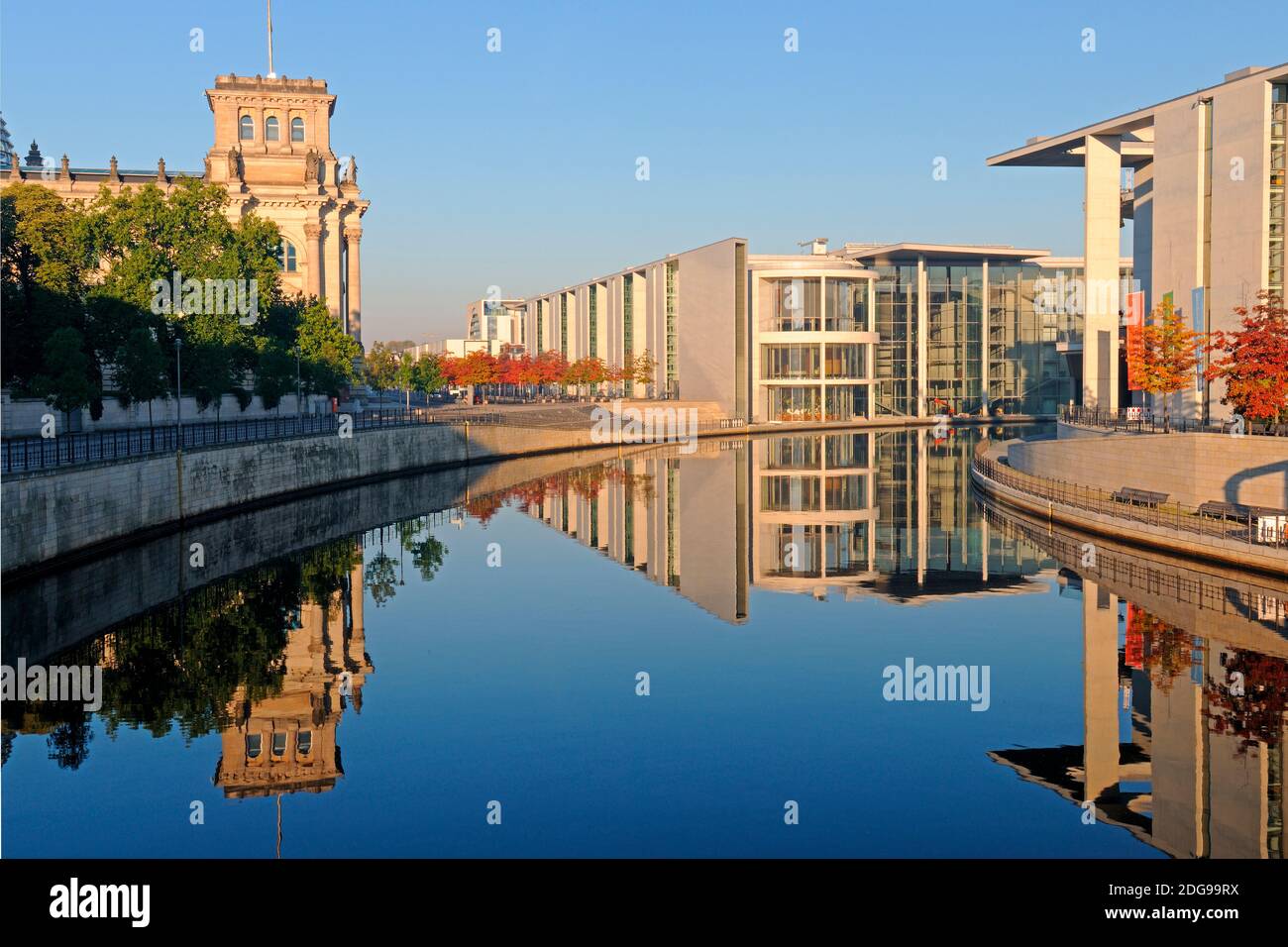 Reichstag, Paul-Löbe-Haus und Marie-Elisabeth-Lüders-Haus, spiegeln sich im Herbst bei Sonnenaufgang in der Spree,  Berlin, Deutschland, Europa, oeffe Stock Photo