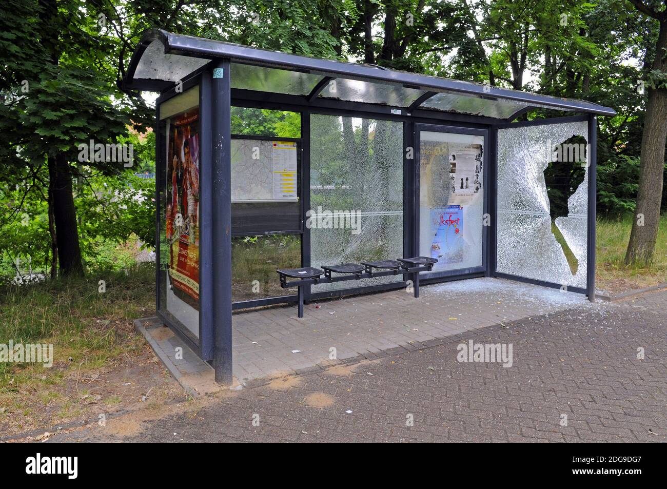 Vandalismus in einem Wartehäuschen, Einbruch, Glasscherben, zersprungene Sicherheitsglasscheibe, Glasbruch, Berlin, Stock Photo