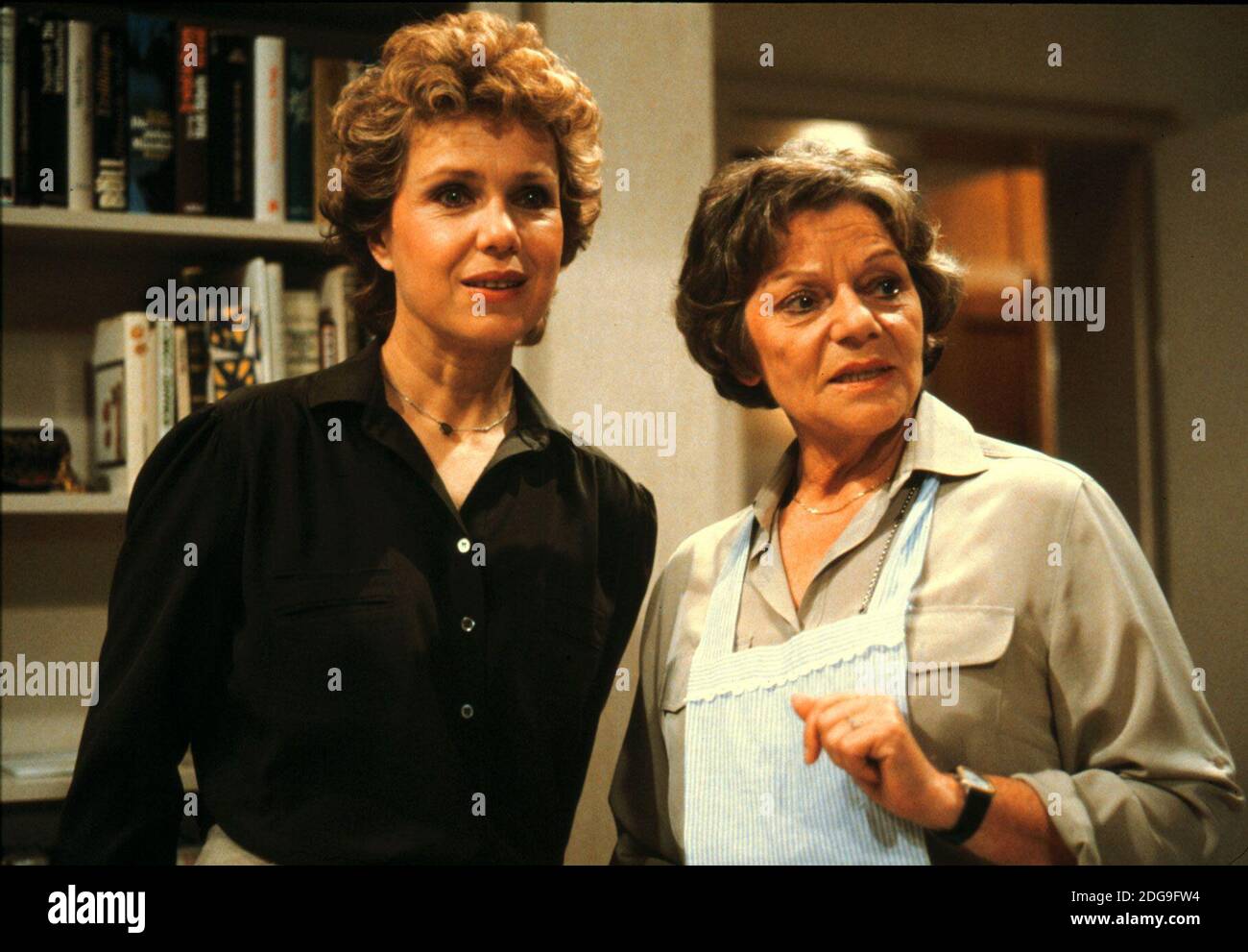 DIESE DROMBUSCHS, ZDF TV-Serie, 1983, WITTA POHL als Vera Drombusch, GRETE WURM als Oma Drombusch. DIESE DROMBUSCHS, ZDF TV series, 1983, WITTA POHL as Vera Drombusch, GRETE WURM as grandmother Drombusch. Stock Photo