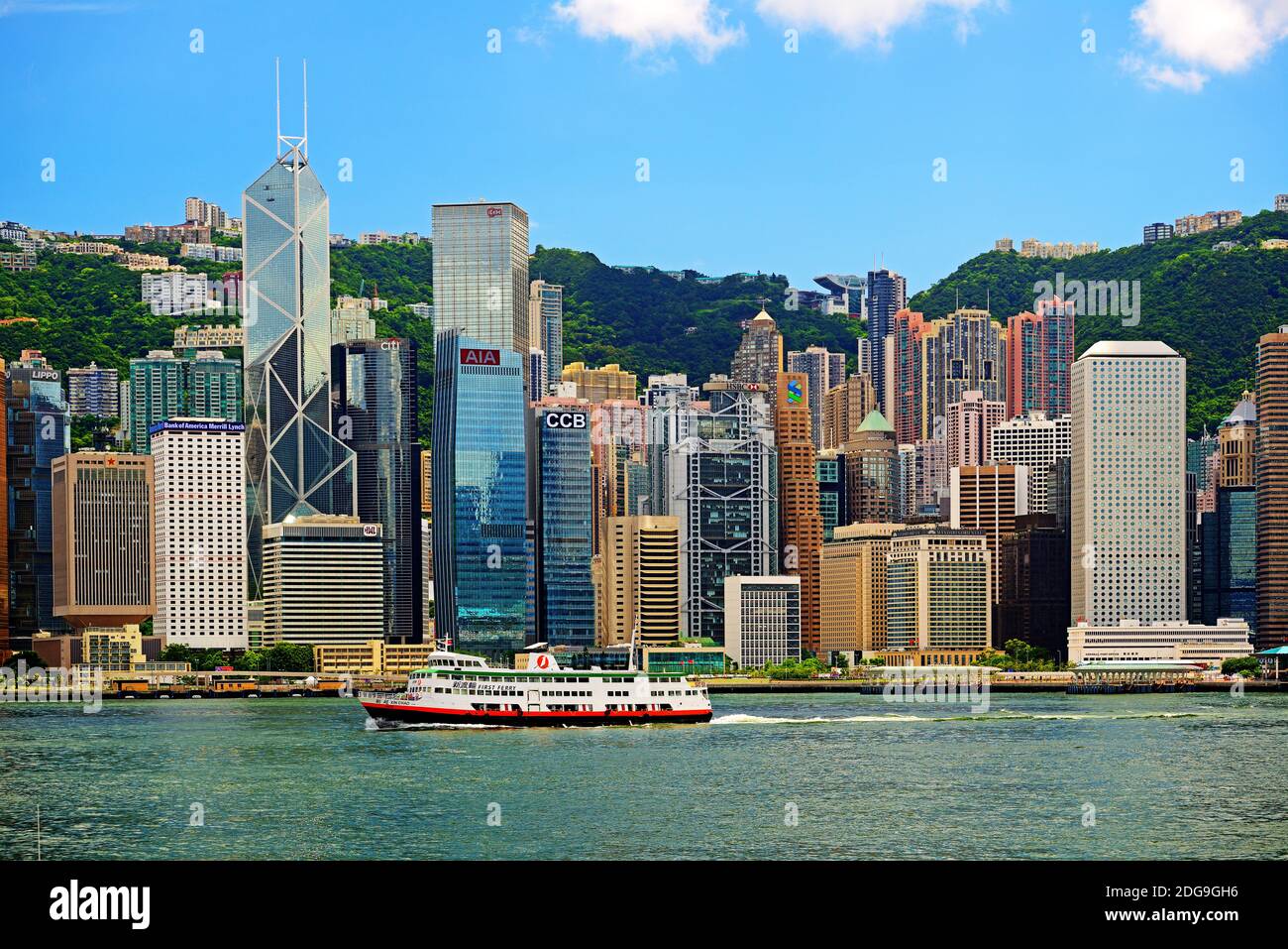 Blick am Morgen von Kowloon auf die Skyline von Hongkong Island und den Hongkong River,  mit Bank of China links, Hongkong, China Stock Photo