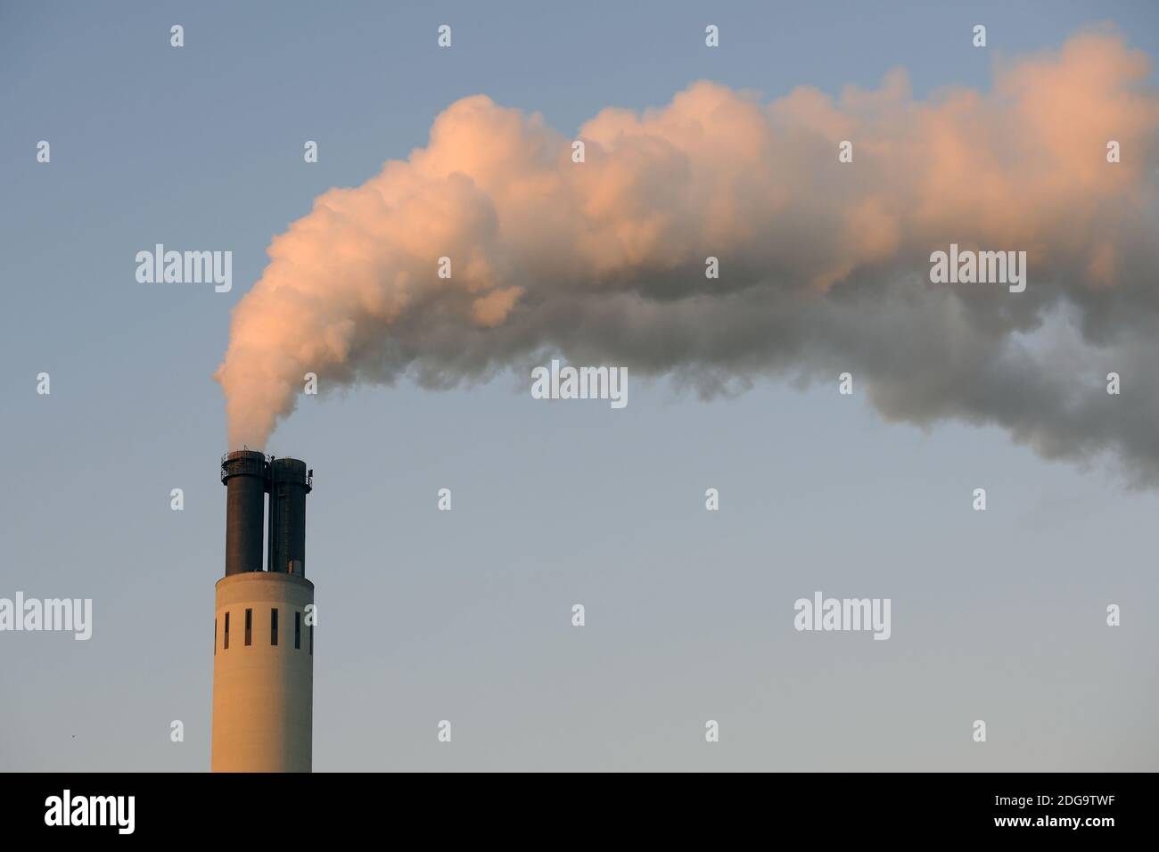 Schlot, Schornstein, Rauch entweicht am frühen Morgen, Symbolbild Umweltverschmutzung Stock Photo