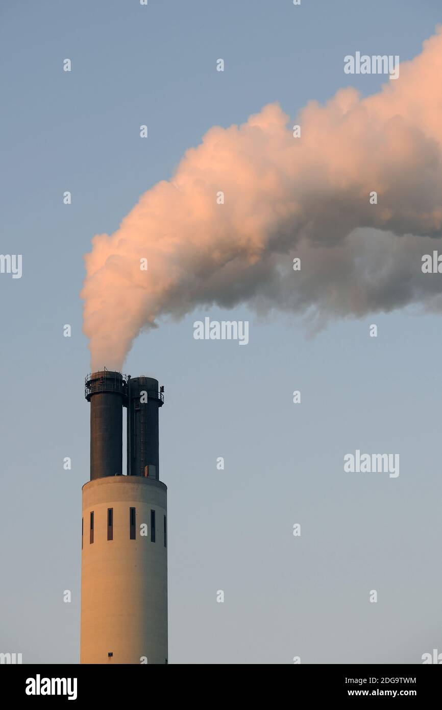 Schlot, Schornstein, Rauch entweicht am frühen Morgen, Symbolbild Umweltverschmutzung Stock Photo
