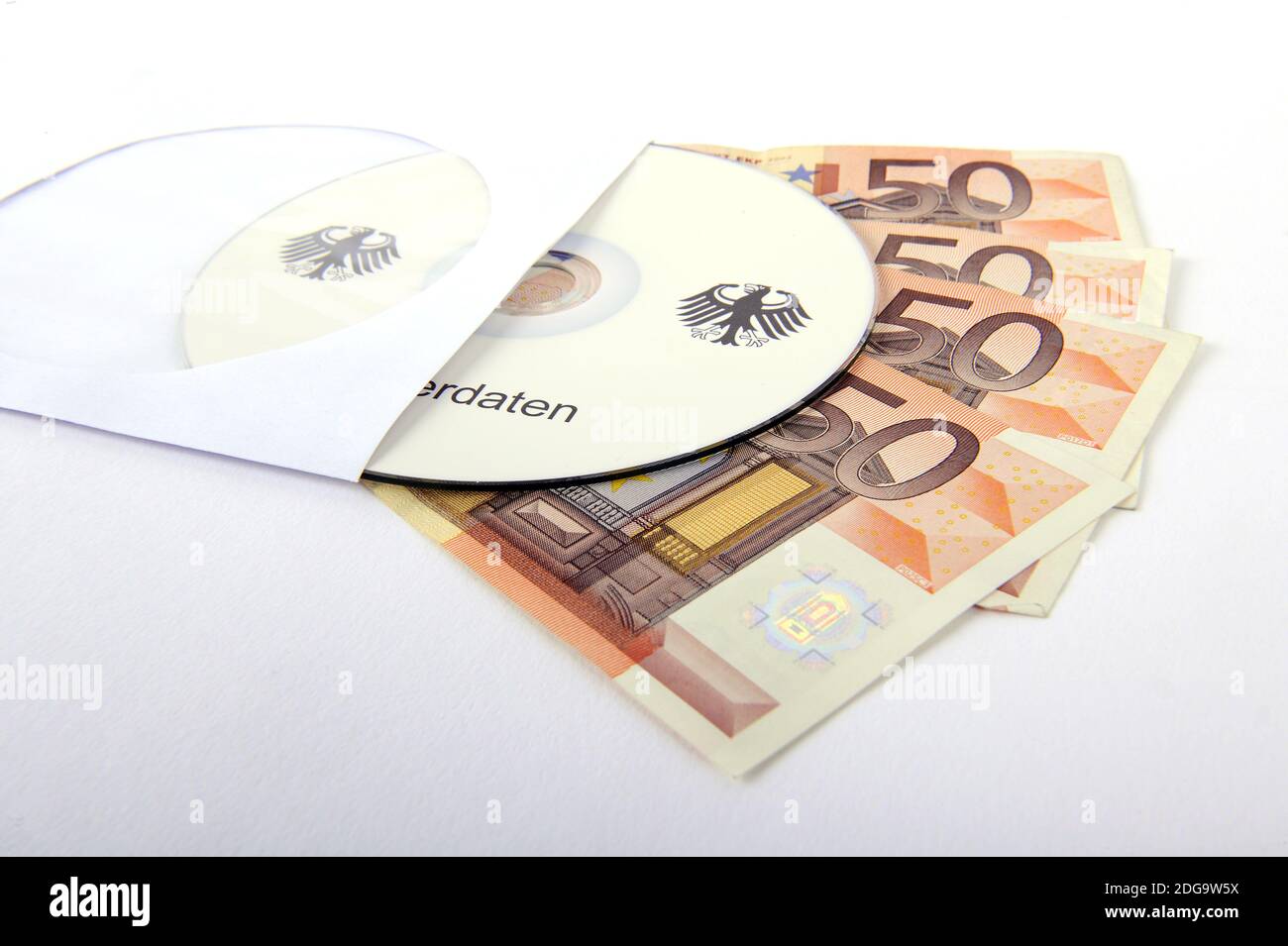 CD, Geldscheine, 50 Euro Noten, Geldscheine, Symbolbild für illegalen Handel mit Steuerdaten, Kundendaten, Bankdaten, Steuerhinterziehung, Schwarzgeld Stock Photo
