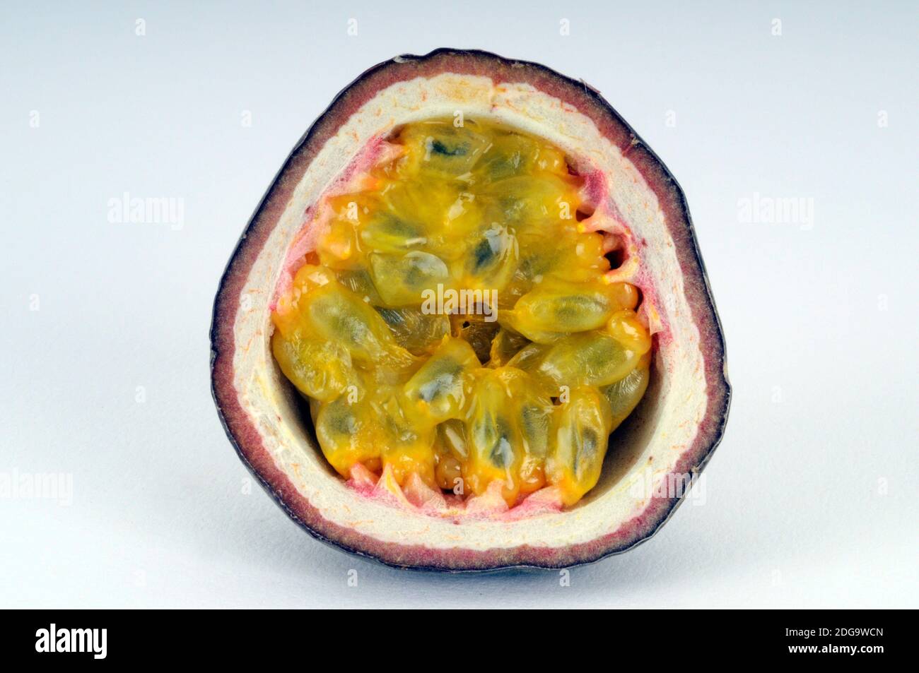 Aufgeschnittene Passionsfrucht Stock Photo