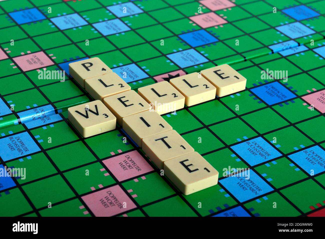 Scrabble, Buchstaben bilden das Wort Pleitewelle, Pleite, Welle, Stock Photo