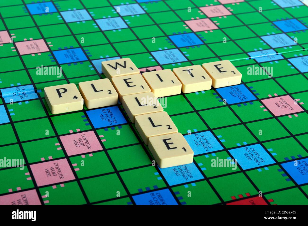 Scrabble, Buchstaben bilden das Wort Pleitewelle Stock Photo