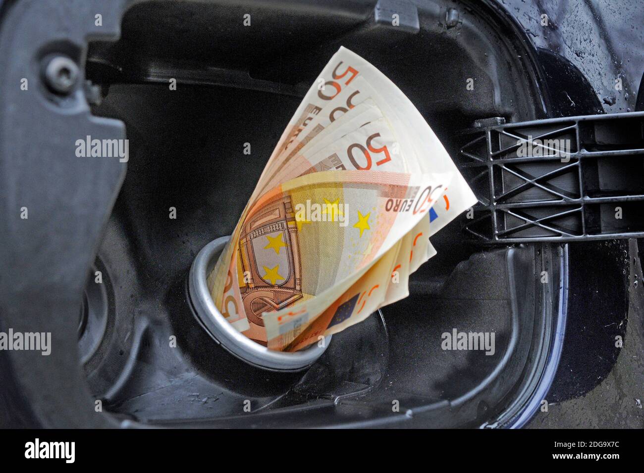 Symbolfoto Benzinkosten, Euro Banknoten ragen aus Tankeinfüllstutzen, Tankkosten, Benzinkosten Stock Photo