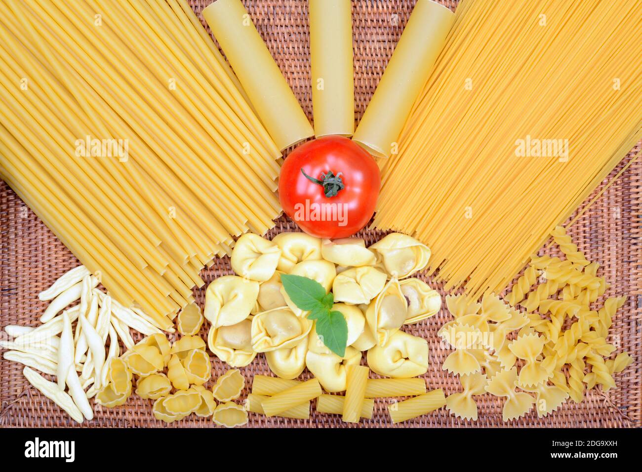 Italienische Pasta, Maccheroncini, Maccaroni , Teigwaren , Nudeln, Tomate, Basilikum Stock Photo