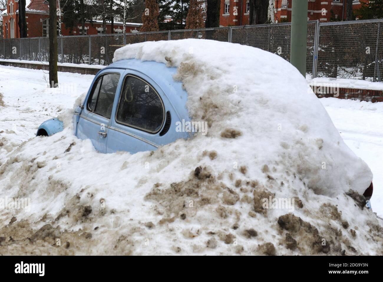Alter VW Käfer, völlig im Schnee versunken, eingeschneit, Stock Photo