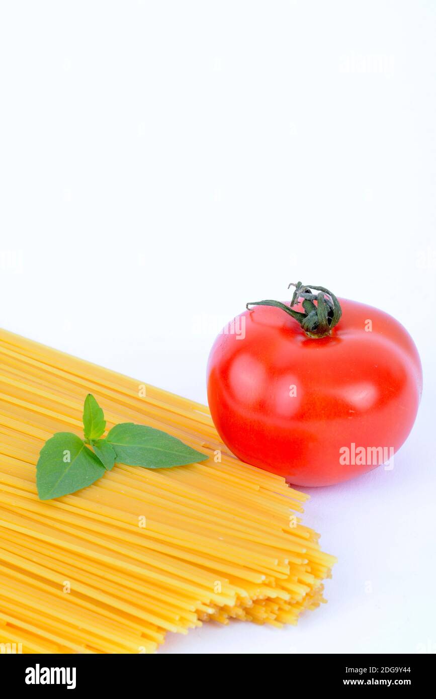 Italienische Pasta, Maccheroncini, Maccaroni , Teigwaren , Nudeln, Tomate, Basilikum Stock Photo