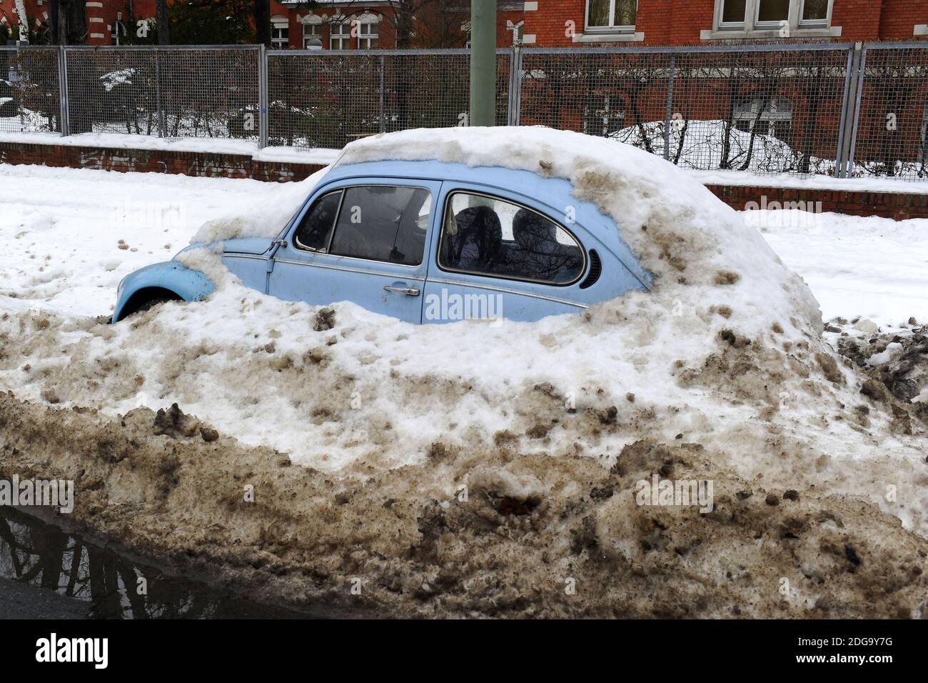 Alter VW Käfer, völlig im Schnee versunken, eingeschneit, Stock Photo