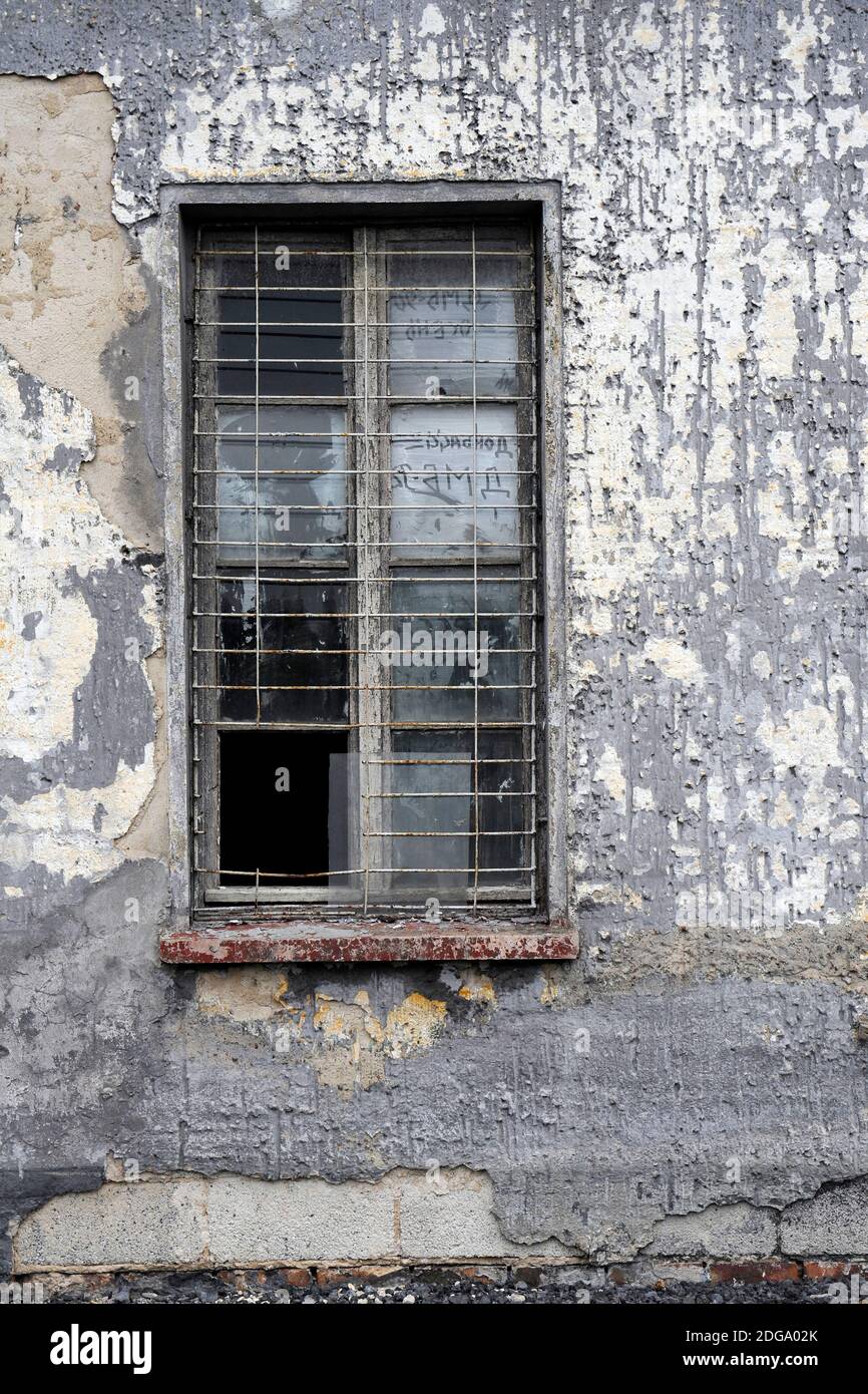 Vergitterte Fenster einer KZ Arbeitsbaracke des Frauenkonzentrationslagers  Ravensbrück, Brandenburg Stock Photo - Alamy