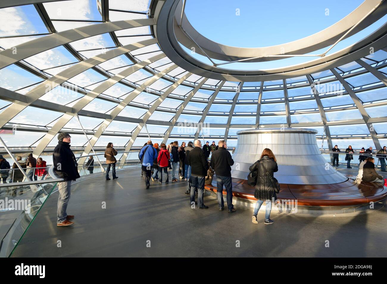 reichstagkuppel in berlin mit Besucher, Stock Photo