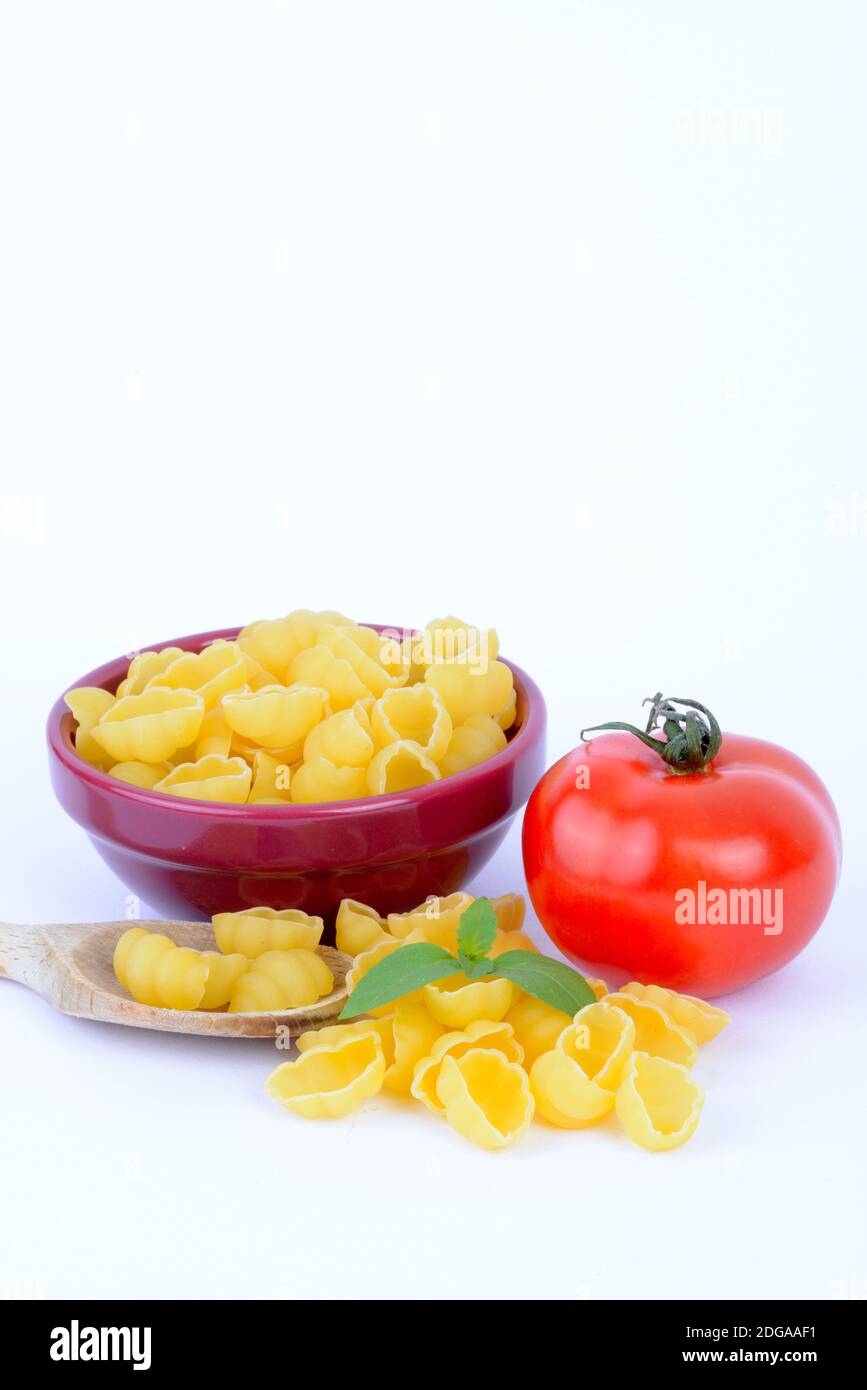 Italienische Pasta, Gnocchi , Teigwaren , Nudeln, Tomate, Basilikum Stock Photo