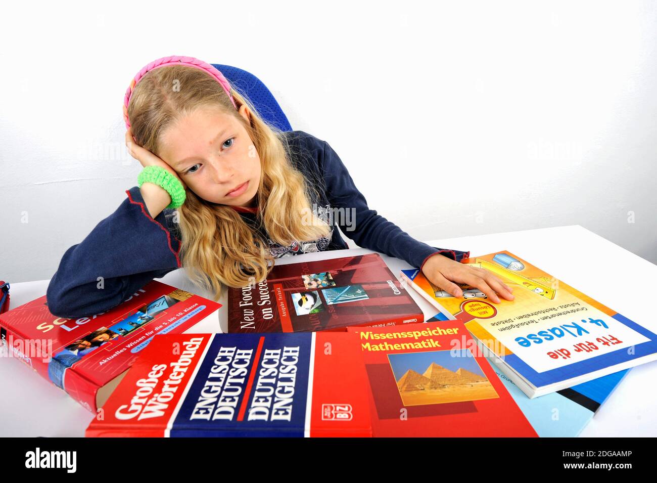 Blonde Mädchen, 8. Jahre, ist überfordert, Schule, Hausaufgaben, Stock Photo