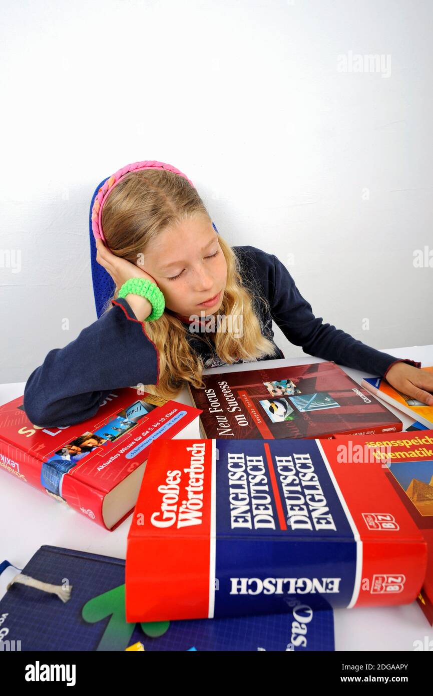 Blonde Mädchen, 8. Jahre, ist überfordert, Schule, Hausaufgaben Stock Photo