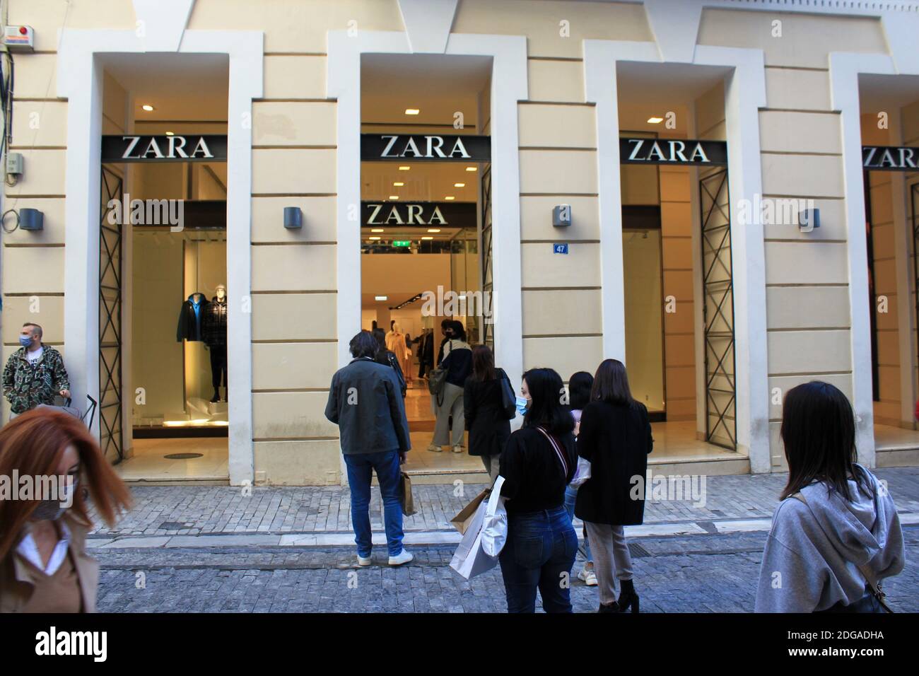 Zara queue hi-res stock photography and images - Alamy
