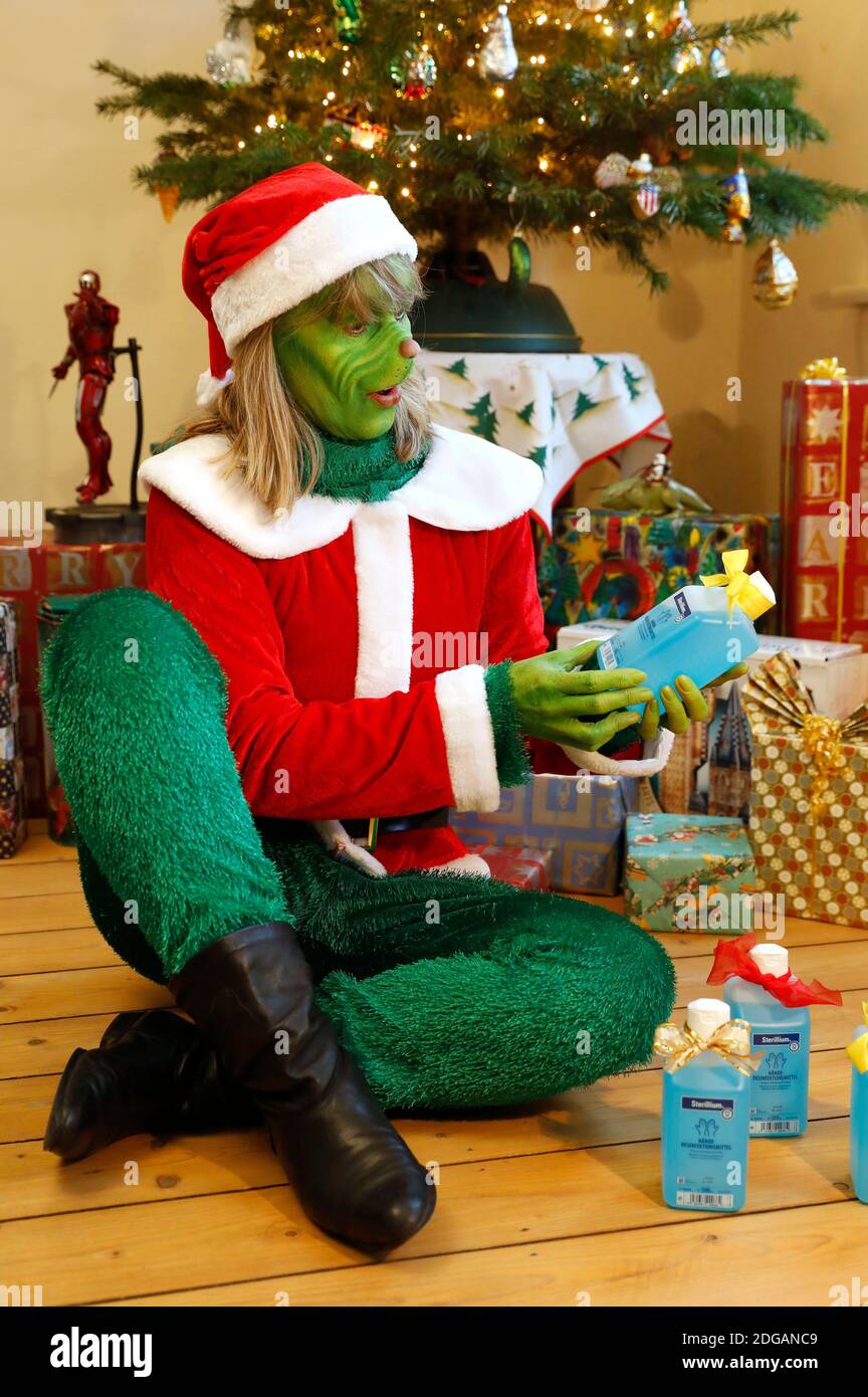 GEEK ART - Bodypainting and Transformaking: 'The Grinch steals Weihafterten' Photoshooting with Maria Skupin as Mrs. Grinch in the Villa Czarnecki. Hamelin, December 7th, 2020 - A project by the photographer Tschiponnique Skupin and the bodypainters and transformers Enrico Lein | usage worldwide Stock Photo