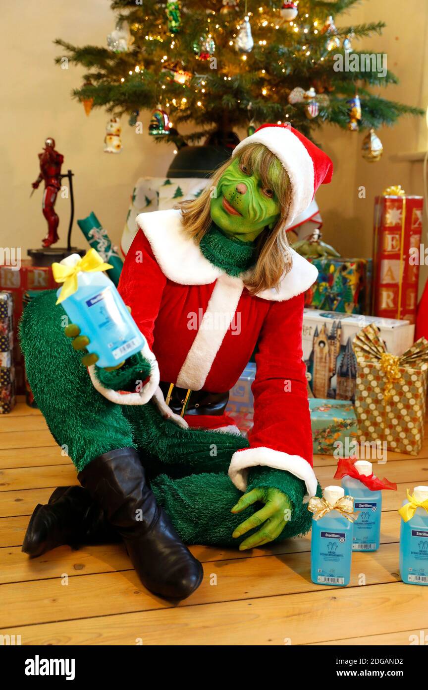 GEEK ART - Bodypainting and Transformaking: 'The Grinch steals Weihafterten' Photoshooting with Maria Skupin as Mrs. Grinch in the Villa Czarnecki. Hamelin, December 7th, 2020 - A project by the photographer Tschiponnique Skupin and the bodypainters and transformers Enrico Lein | usage worldwide Stock Photo