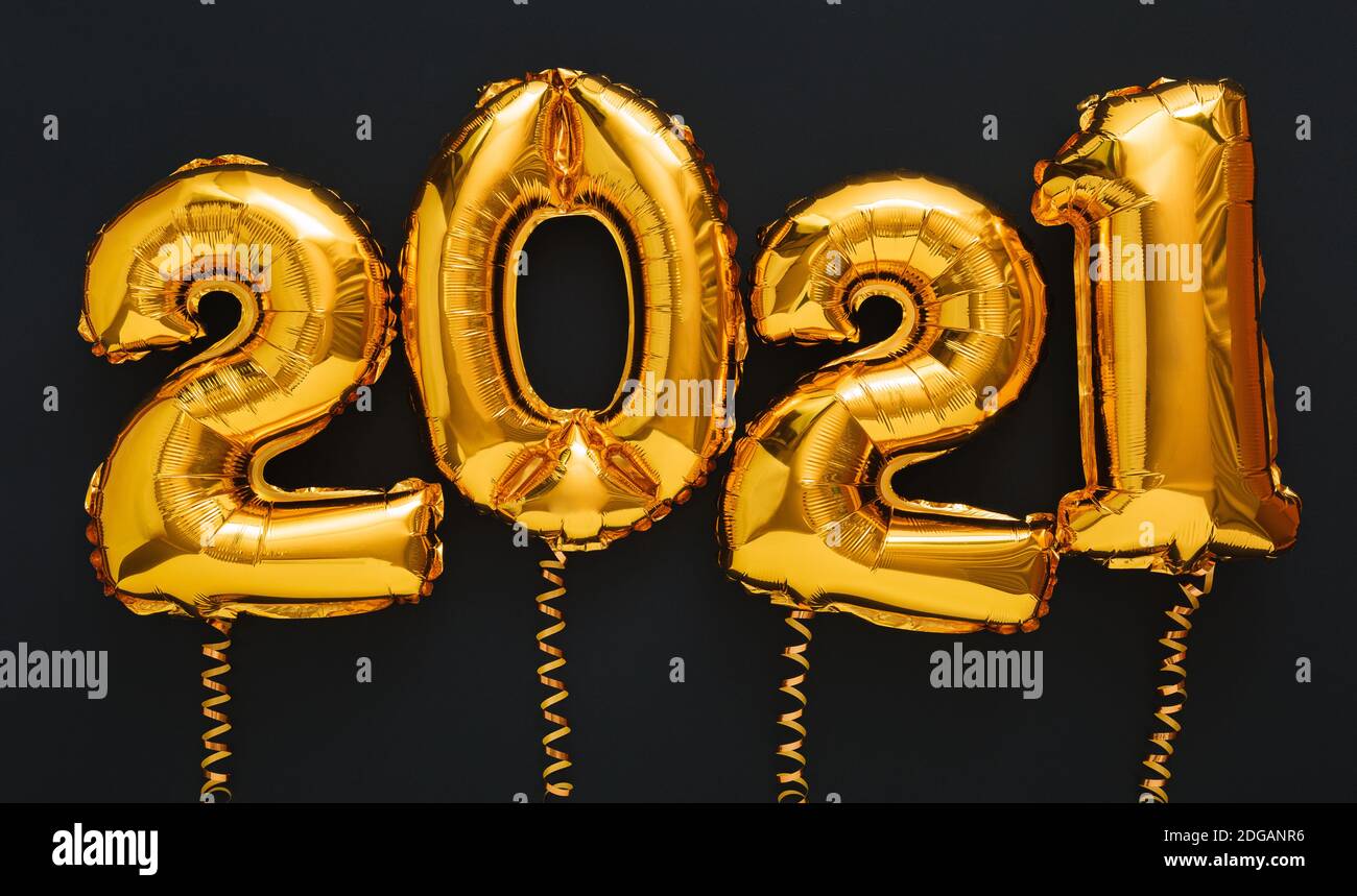 2021 balloon gold text on black background. Happy New year eve invitation with Christmas gold foil balloons 2021. Long web banner Stock Photo