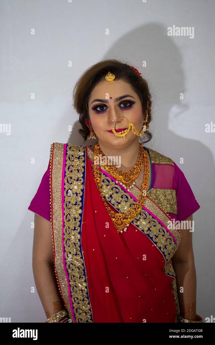 A cute indian woman wearing a saree hi-res stock photography and images ...