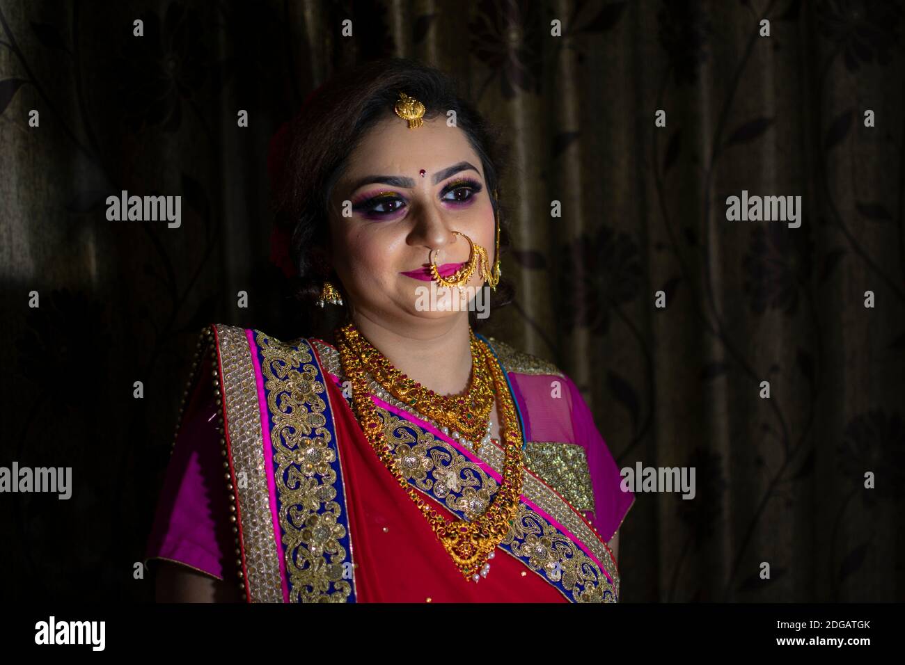 A cute indian woman wearing a saree hi-res stock photography and images ...
