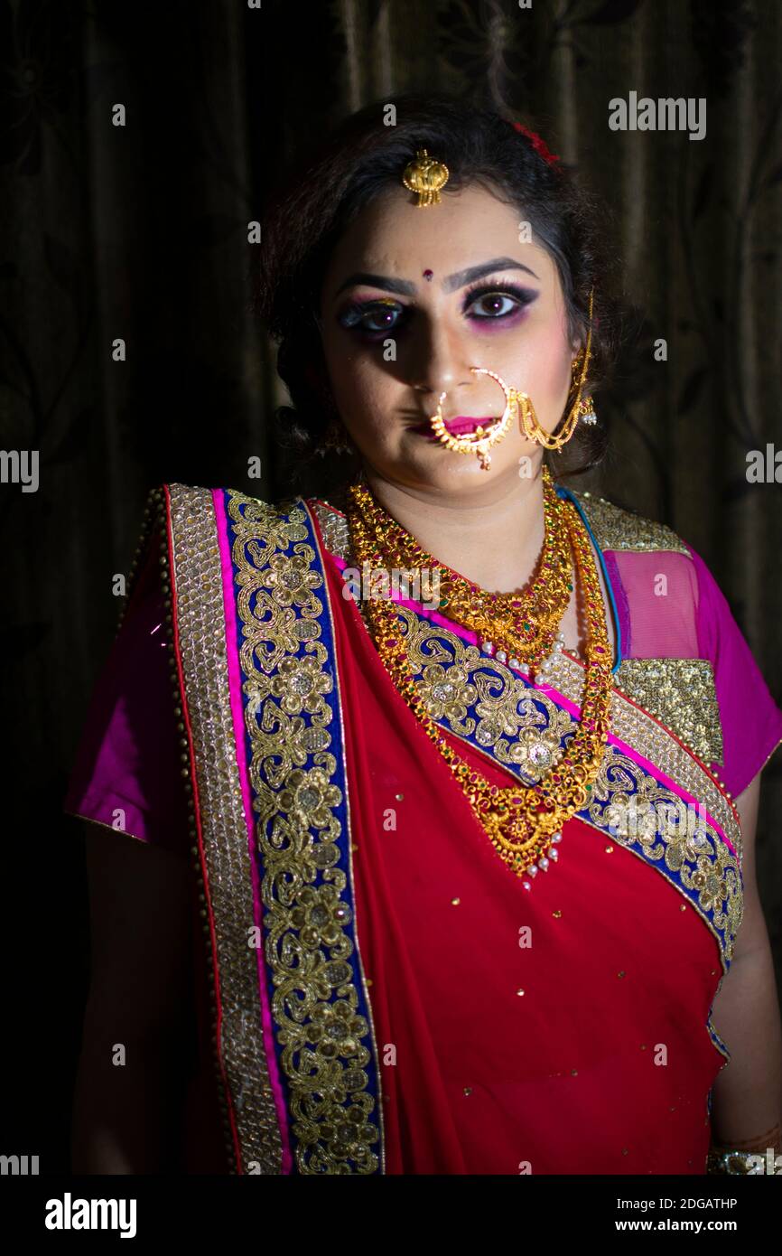 A cute indian woman wearing a saree hi-res stock photography and images ...