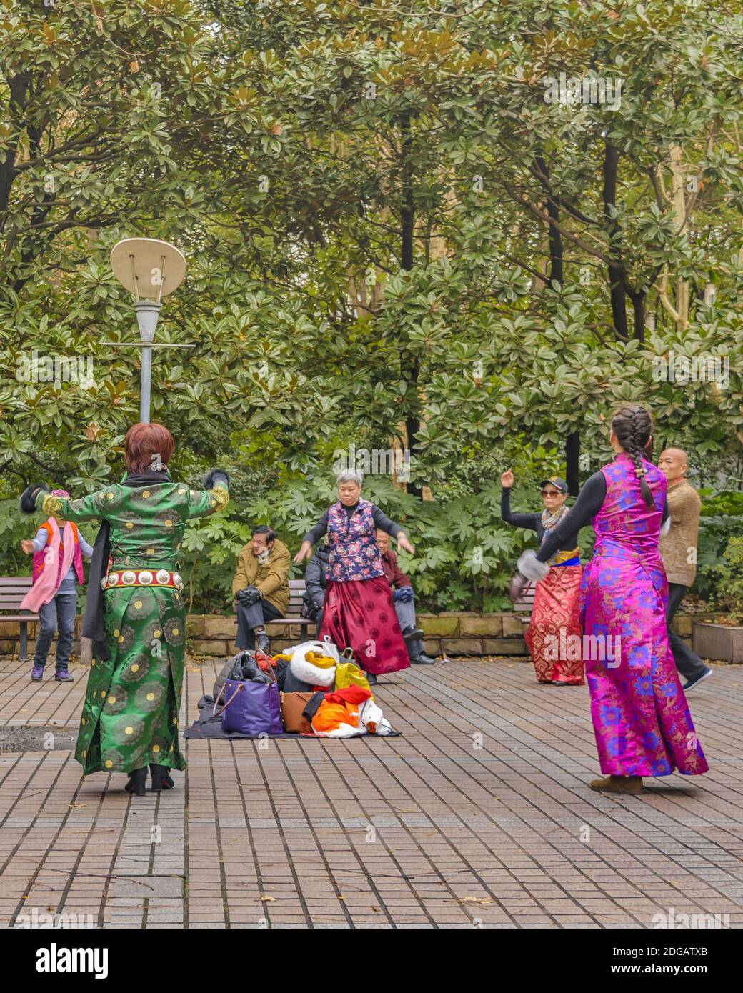 Traditional chinese dance hi-res stock photography and images - Alamy