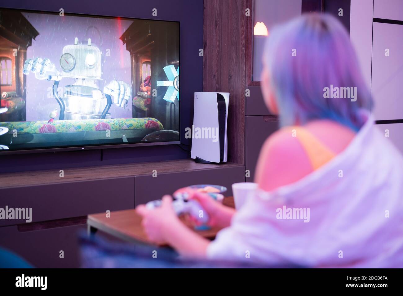 Girl playing playstation game hi-res stock photography and images - Alamy