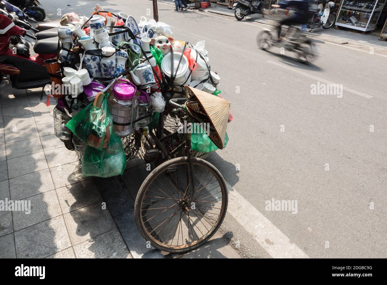 vietnamese bike vendor Stock Photo