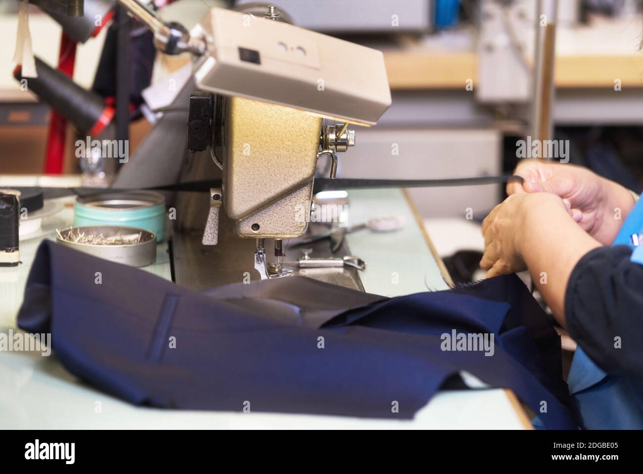 Tailoring Machine Work Woman working electric sewing machine hi-res stock photography and ...