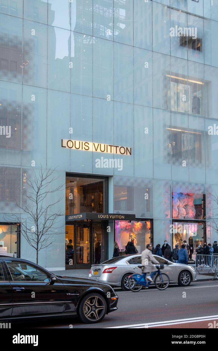 Louis Vuitton, Luxury Clothing Store, in Fifth Avenue 5th Avenue with  People Around in Editorial Image - Image of exclusive, shop: 131773190