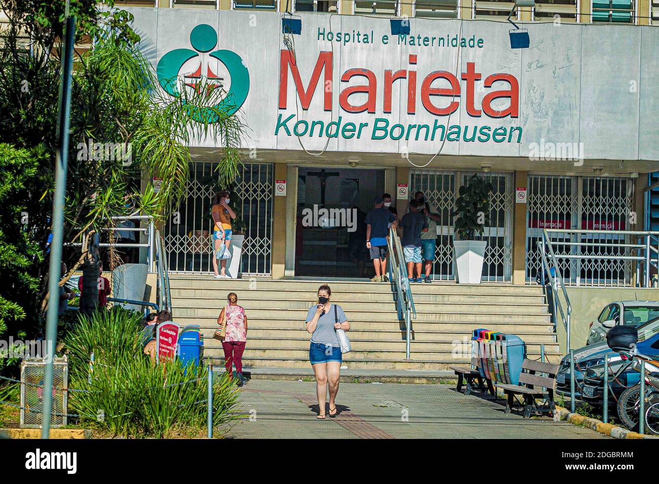 Itajaí (SC), 08/12/2020 - Hospitais / Coronavírus - Movimentação de pessoas em frente ao hospital Marieta Conder Bornhausen  na cidade Itajaí em Santa Stock Photo