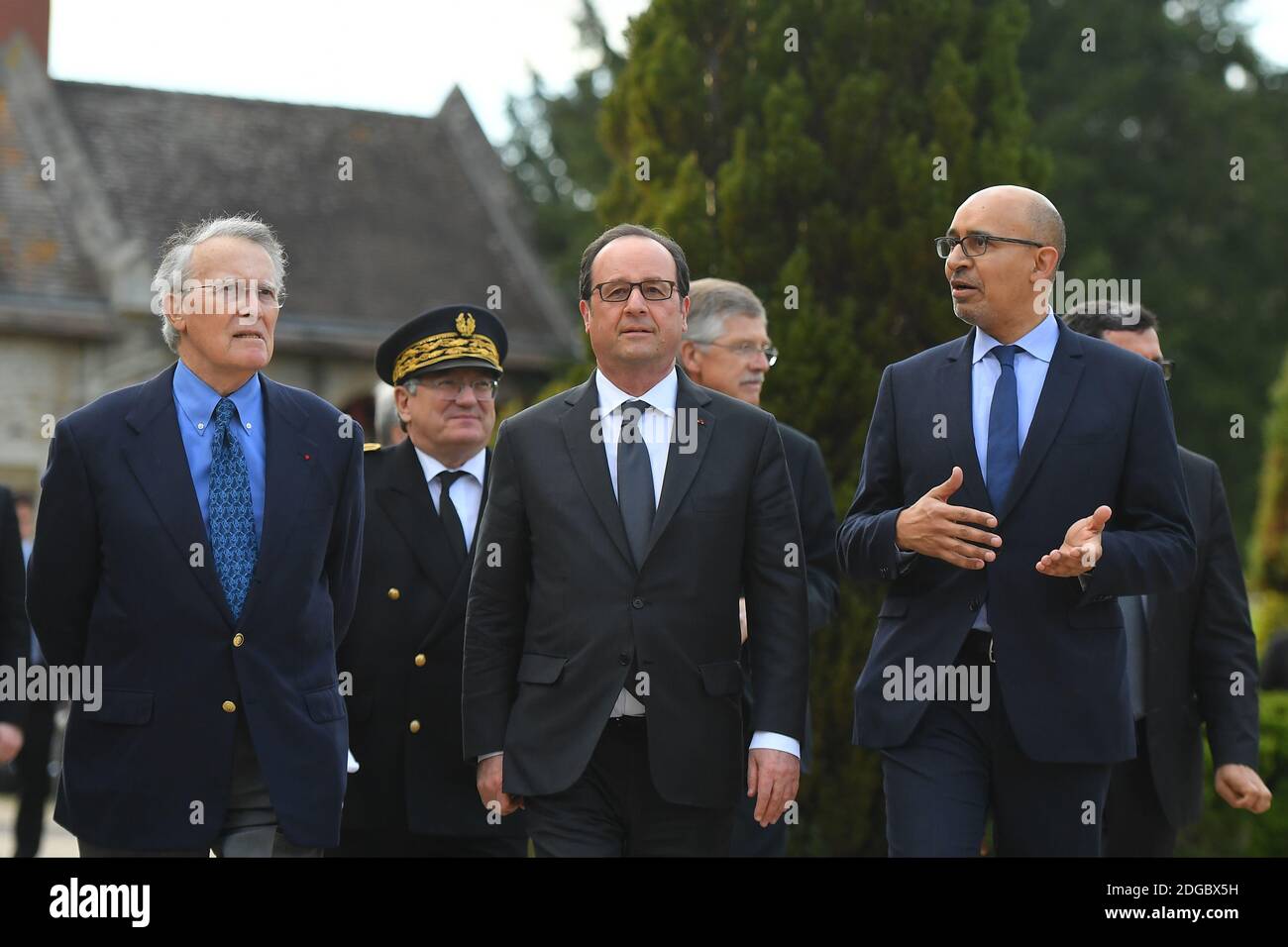 Jean-Jaures Foundation director-general Gilles Finchelstein, Jean-Jaures Foundation president Henri Nallet, French President Francois Hollande, French Secretary of State for European Affairs Harlem Desir during the 3rd session of the Initiative 'Think Tanks Tandem - Together for Europe' focused on the economic and monetary policy of the European Union and hosted by the Jean-Jaures Foundation at Abbaye des Vaux-de-Cernay, in Cernay-la-Ville, near Paris, France on March 31, 2017. Photo by Christian Liewig/ABACAPRESS.COM Stock Photo