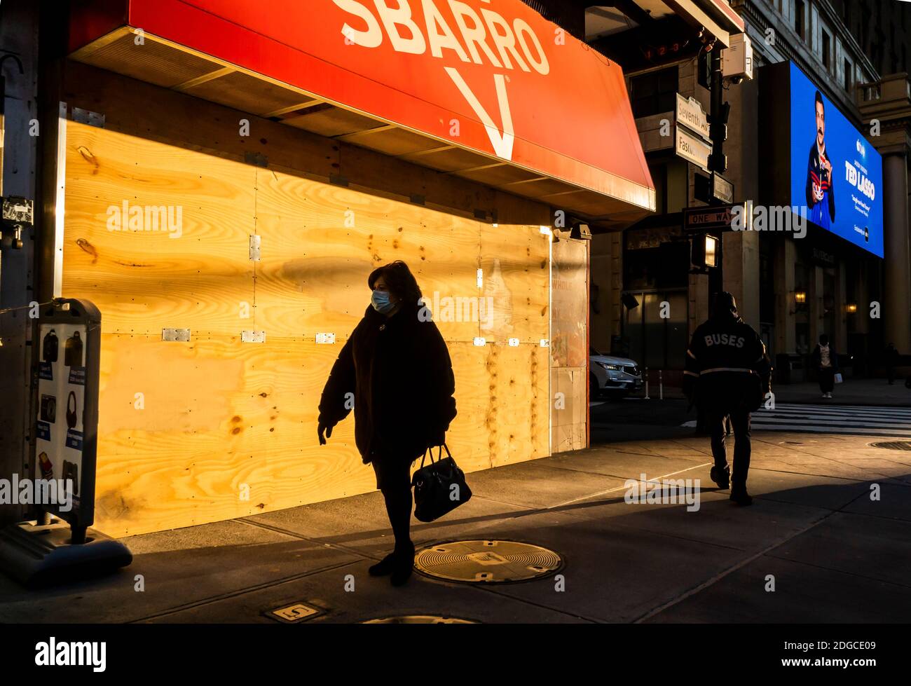 People pass a closed branch of the Sbarro Italian restaurant chain in the Herald Square neighborhood of New York on Monday, December 7, 2020. (© Richard B. Levine) Stock Photo
